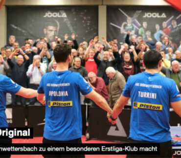 Teaserbild zum Artikel im tischtennis Magazin, die Spieler sind am Ende des Matches von hinten zu sehen, sie feiern Hand in Hand dem Publikum zugewandt