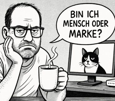 Schwarz-weiß Comic-Illustration eines mürrisch dreinblickenden Mannes mit Brille und Bart, der mit der linken Hand den Kopf abstützt und in der rechten Hand eine dampfende Tasse Kaffee hält. Neben ihm liegt eine Katze, im Hintergrund ein Monitor mit Katzenbild und ein WLAN-Router. In einer Sprechblase steht: „Bin ich – Mensch oder Marke?“